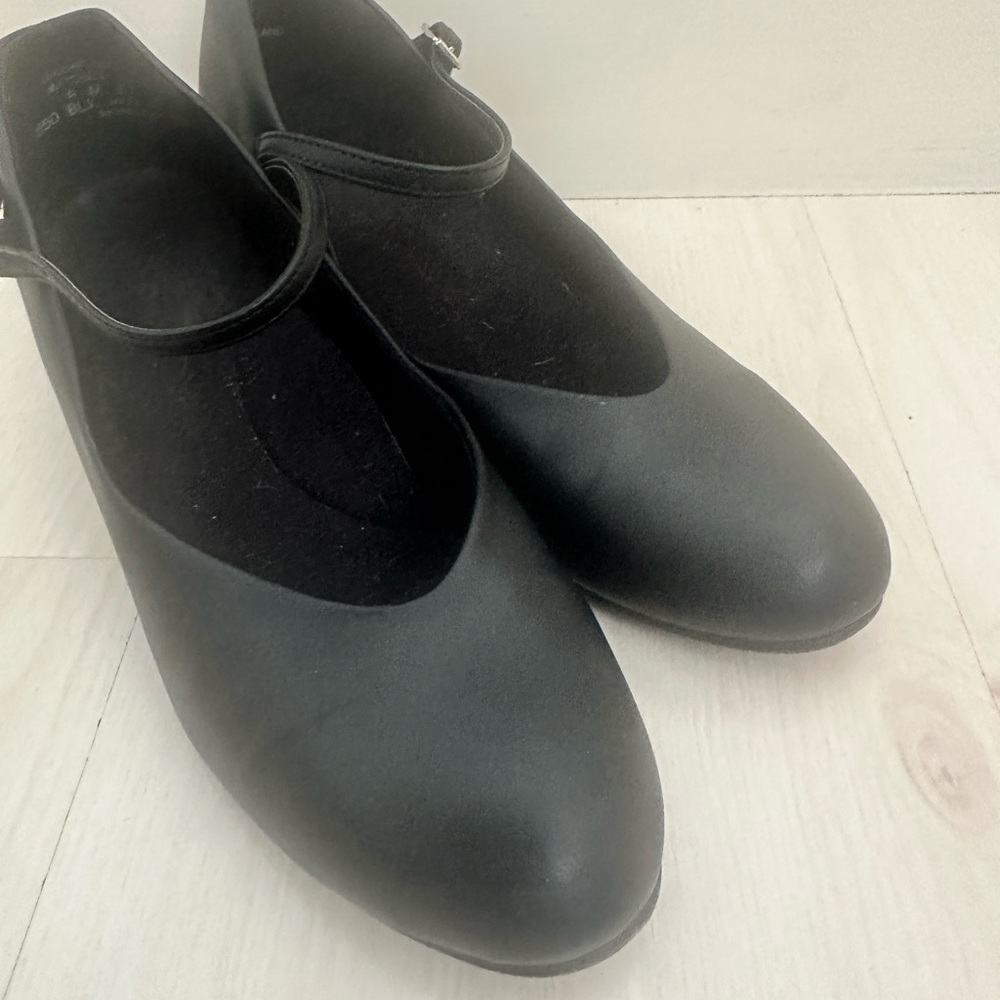 Women’s 8 Character or stage shoes